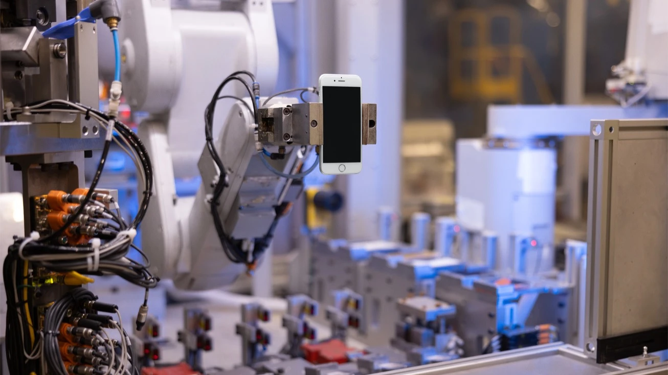 Если бы iPhone производился в США, то его стоимость составила бы $3500 вместо $1000, как сейчас, пишет Wedbush / Фото: Apple
