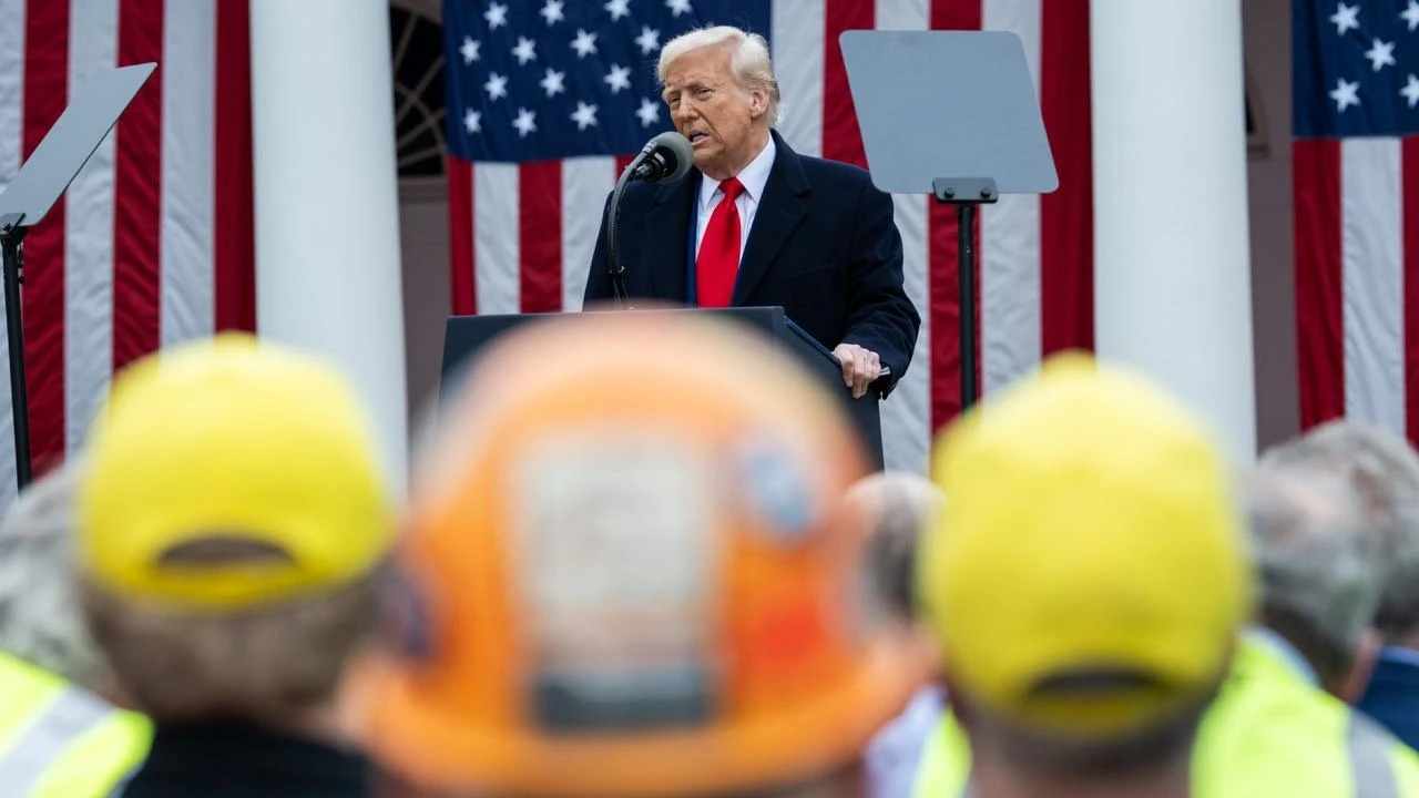 Распродажа акций после объявления Трампом о вводе новых пошлин на импорт продолжилась в пятницу: только 14 акций из S&P 500 завершили торги в плюсе / Фото: Х/White House