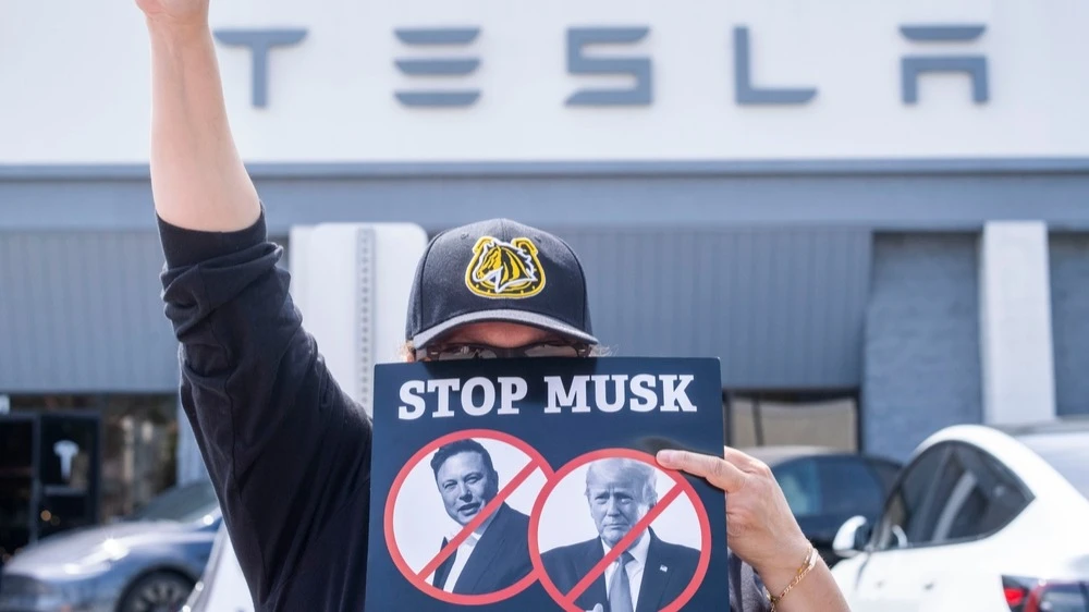 Из-за ошибок в управлении репутацией и экскалации торговой войны Tesla уже потеряла 10% будущих покупателей, считает Дэн Айвз из Wedbush / Фото: Shutterstock