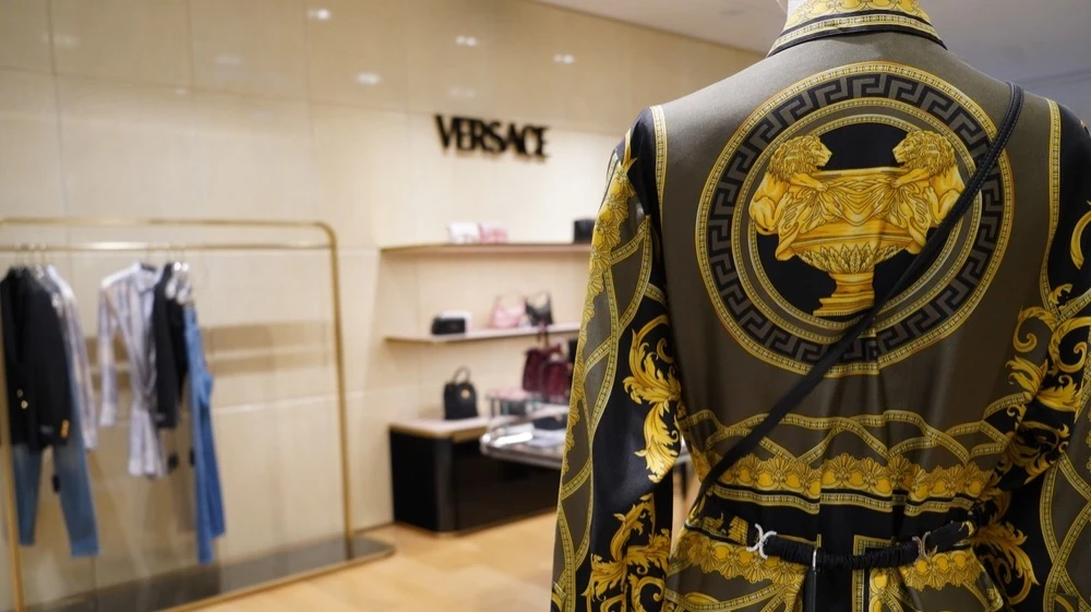Prada договорился о покупке Versace за $1,4 млрд / Фото: EricBery / Shutterstock.com