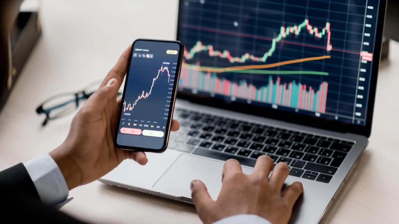 Розничные трейдеры купили акции на $11 млрд за неделю после введения «ответных» пошлин / Фото: Kateryna Onyshchuk / Shutterstock.com