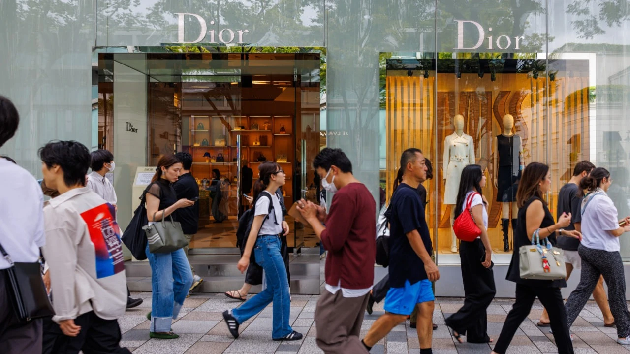 Bernstein ожидает, что выручка в сегменте люкс снизится на 2% в 2025 году, тогда как ранее прогнозировался рост на 5% / Фото: ArDanMe / Shutterstock.com