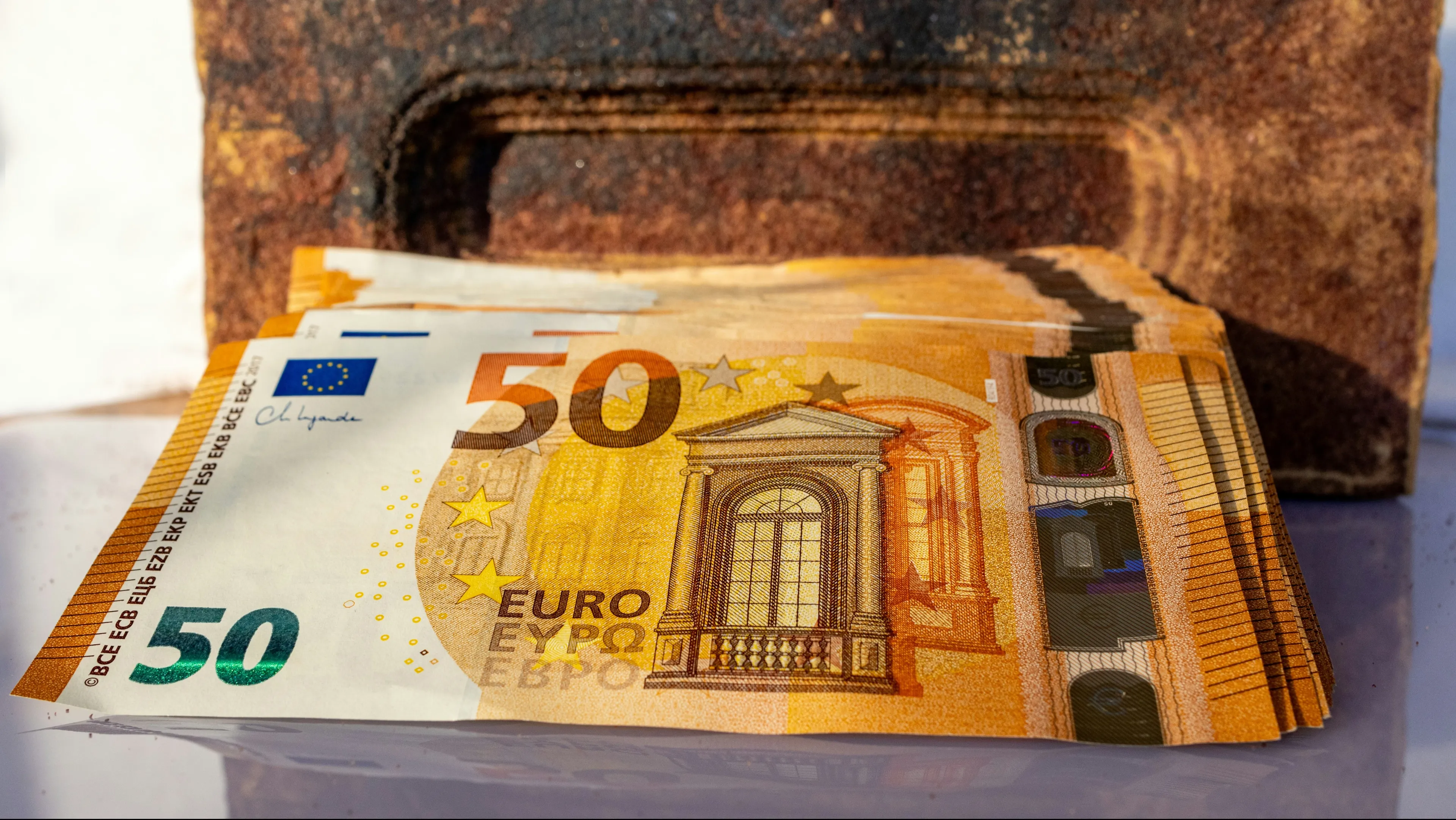 Рост евро усиливается на фоне экономической неопределённости и переоценки роли доллара как защитного актива / Фото:Unsplash/Marek Studzinski