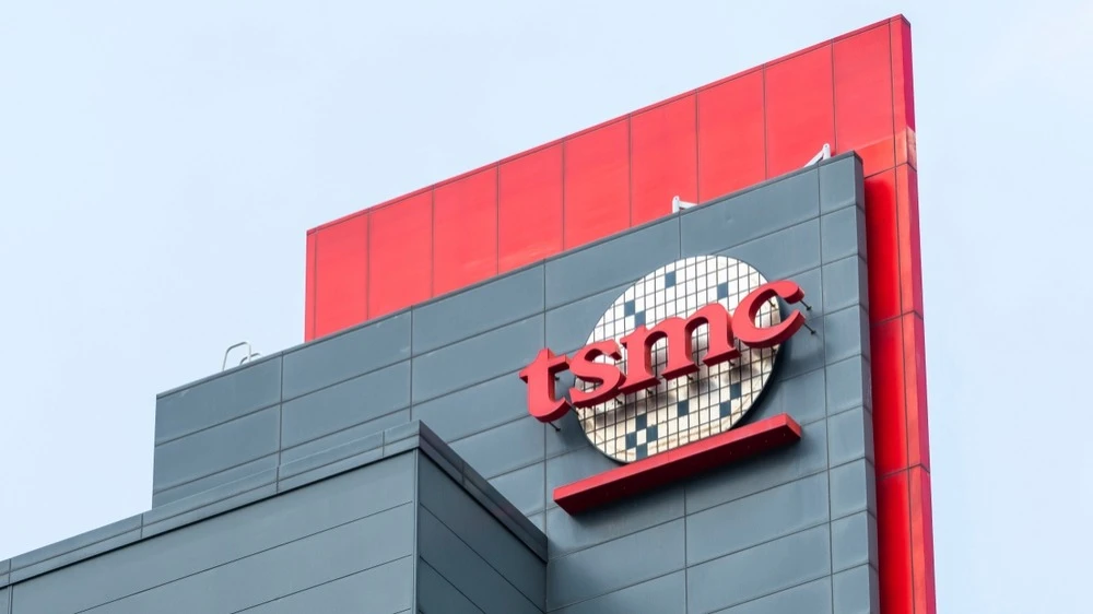 Ограничения США на экспорт ИИ-чипов и пошлины на импорт полупроводников создают серьезную неопределенность в спросе со стороны ключевых клиентов TSMC / Фото: Jack Hong/Shutterstock.com