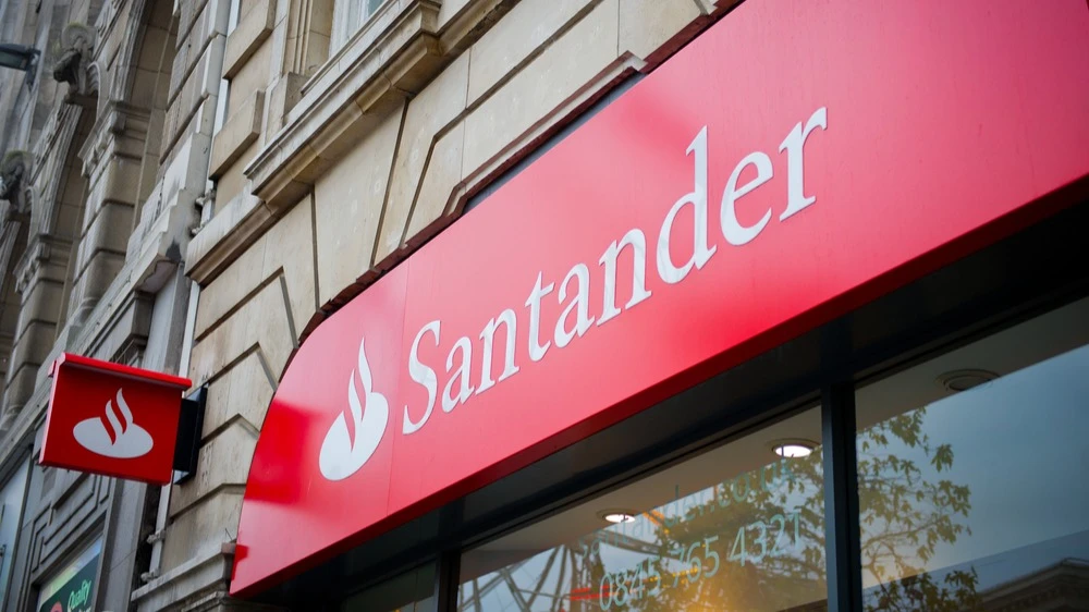 Испанский банк Santander вышел на первое место в списке самых дорогих банков континентальной Европы, оставив позади UBS / Фото: Julius Kielaitis/Shutterstock.com