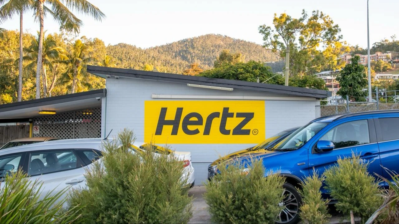 Акции Hertz, занимающейся прокатом автомобилей, подорожали на 44% за два дня после того, как миллиардер Билл Экман раскрыл свою долю в ней / Фото: GagliardiPhotography/Shutterstock.com