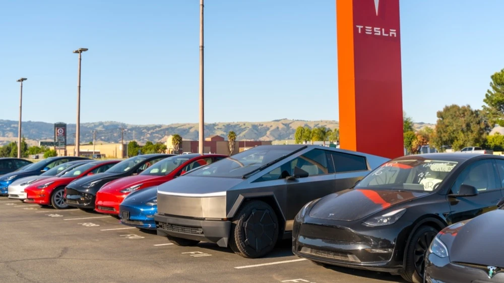 Tesla получила седьмое понижение таргета перед квартальным отчетом / Фото: Iv-olga / Shutterstock.com