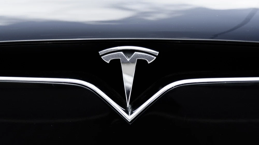 На конфколле Tesla 22 апреля инвесторы будут ждать информацию о сроках запуска роботакси и нового бюджетного электромобиля / Фото: Anton Pentegov / Shutterstock.com