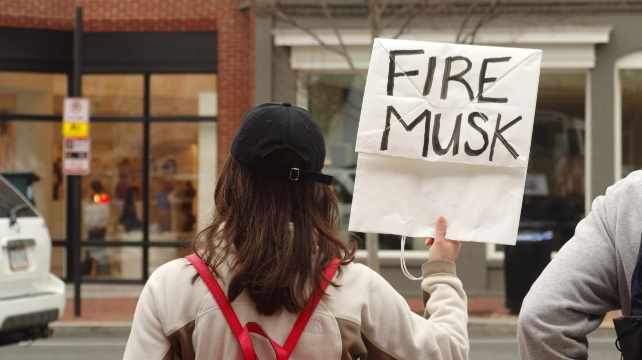 Инвесторы перед презентацией отчета закидали Tesla вопросами о Маске / Фото: Philip Yabut / Shutterstock.com