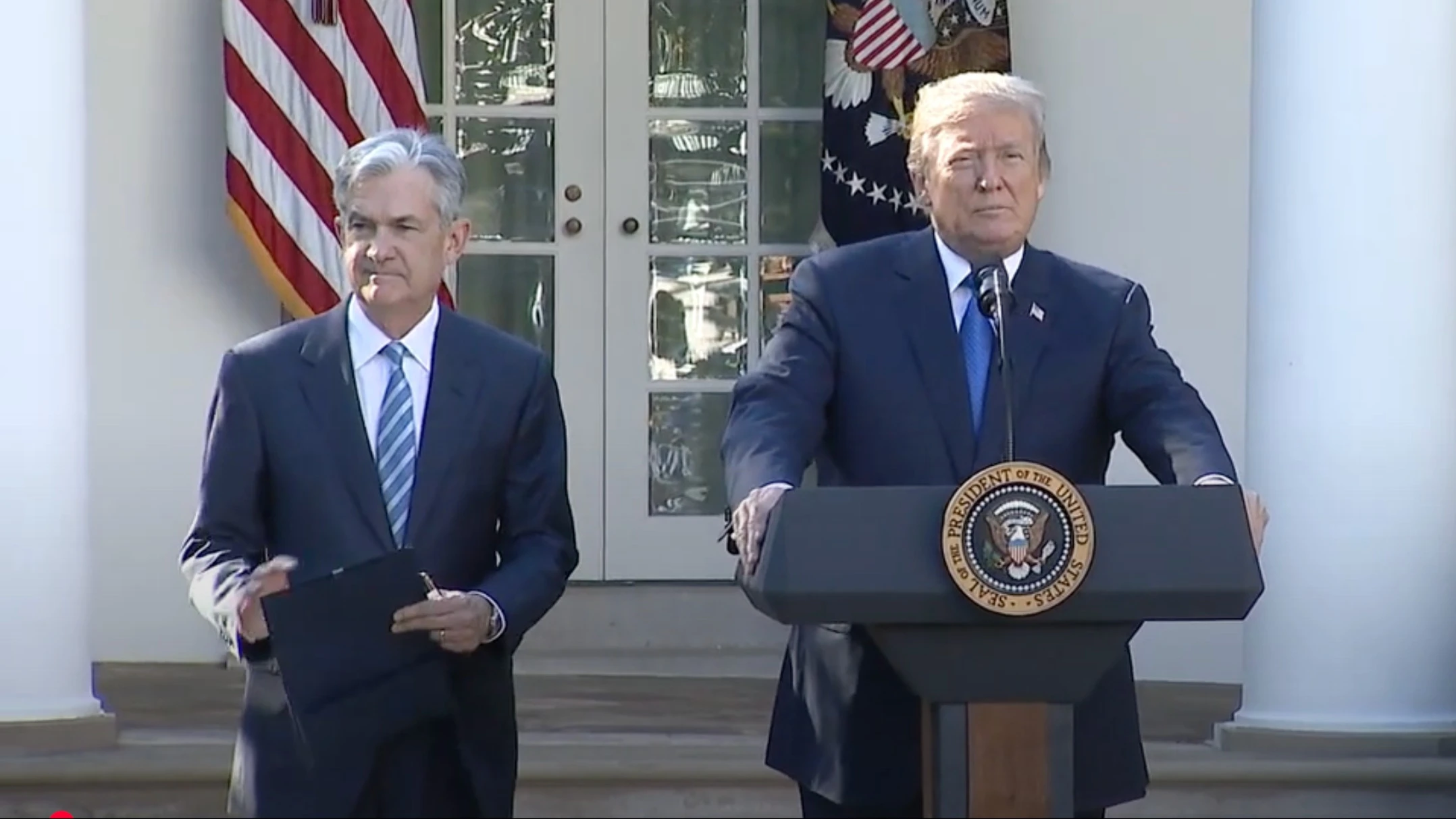 Дональд Трамп (справа) предложил Джерома Пауэлла (слева) на должность главы ФРС во время своего первого срока в 2017 году / Фото: YouTube/Trump White House Archived