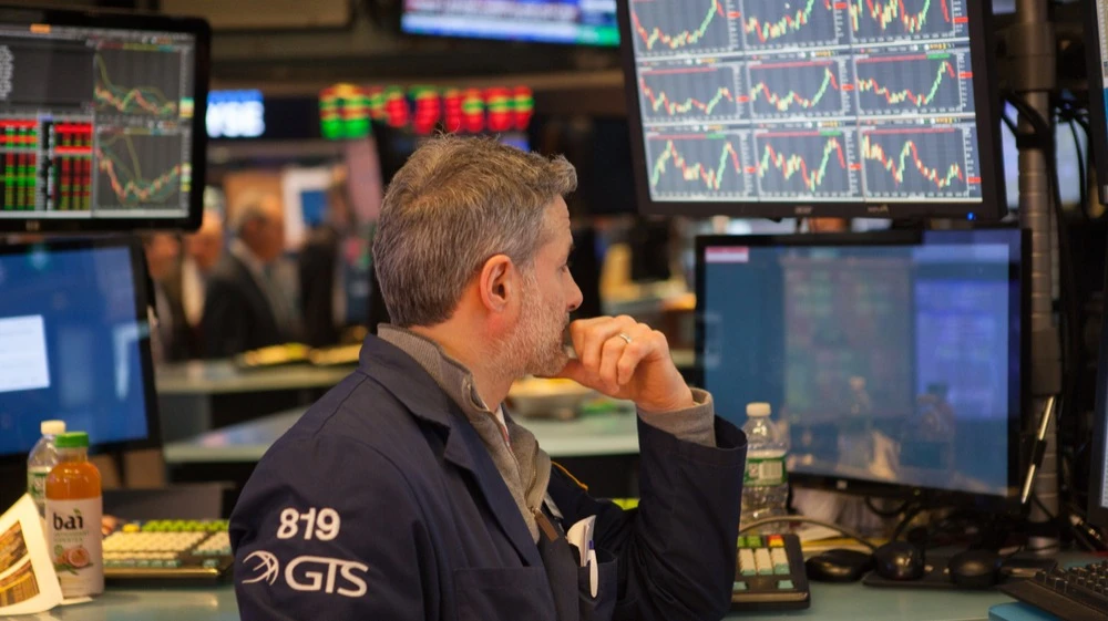 Barron’s argues that the recent drop has made small-cap stocks so cheap that any positive economic news could spark a recovery. / Photo: orhan akkurt / Shutterstock.com