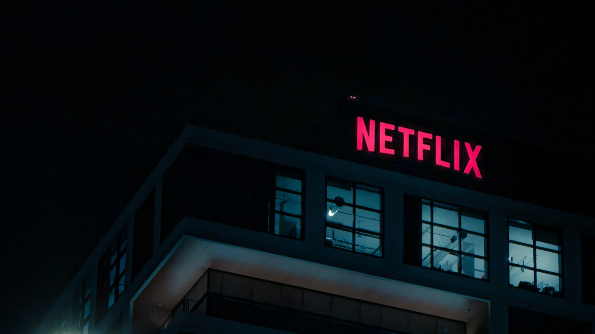 Бизнес-модель Netflix, основанная на подписках и широкой географической диверсификации, делает стримингового гиганта слабо уязвимым к пошлинам / Фото: Asafh Kalebe/Unsplash