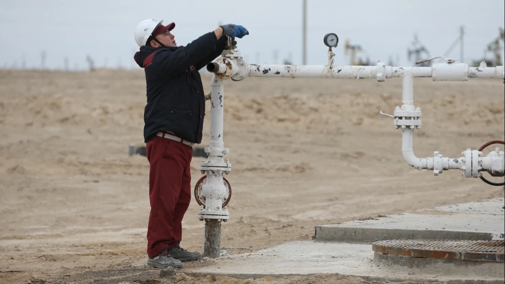Казахстан заявил, что продолжит добывать сырье в обычном режиме, отказавшись снижать добычу в рамках квот ОПЕК+ / Фото: Shutterstock/Pavel Mikheyev