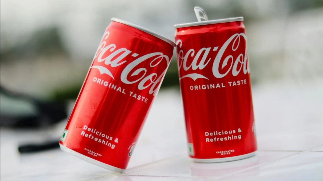 Одна из причин покупать акции Coca-Cola — это то, что компания охватывает множество международных рынков, считает аналитик Jefferies/ Фото: Unsplash/ Sachin Mittal