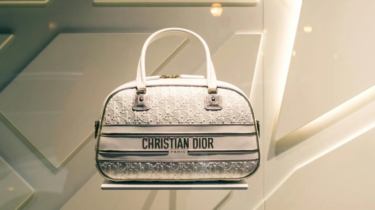 Аналитик HSBC считает, что акции владельца Dior остаются непривлекательными даже после падения почти на четверть 2025 году/ Фото: Unsplash/Osarugue Igbinoba
