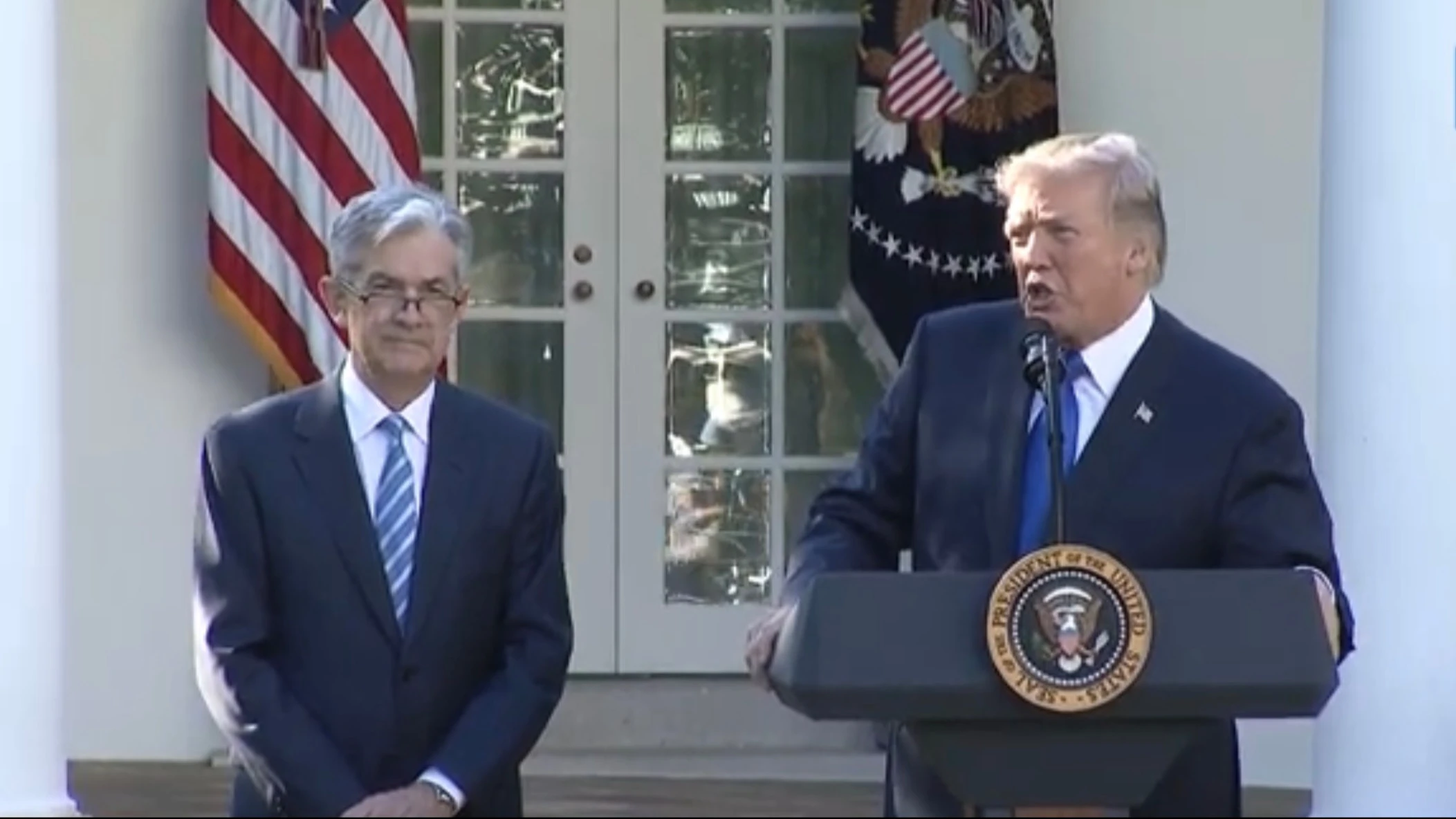 Дональд Трамп выдвинул Джерома Пауэлла на пост главы ФРС в 2017 году, теперь же ищет возможность его уволить. Фото: YouTube/Trump White House Archived
