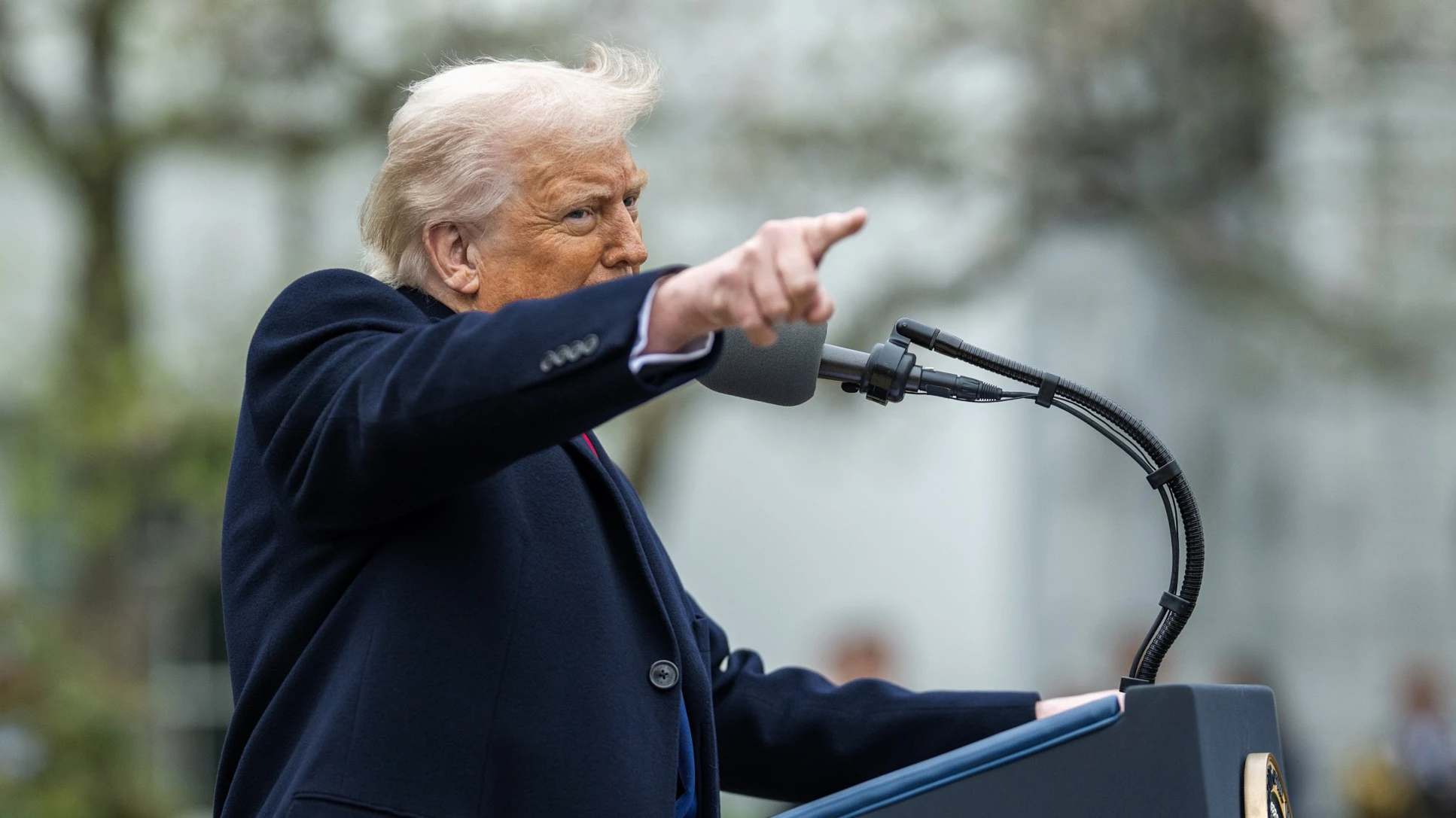 Дональд Трамп разрушает систему, выгоду от которой получали сами США. Китаю остается лишь наблюдать за этим, считает вице-президент Международного центра мира в Толедо Шломо Бен-Ами. Фото: x/The White House