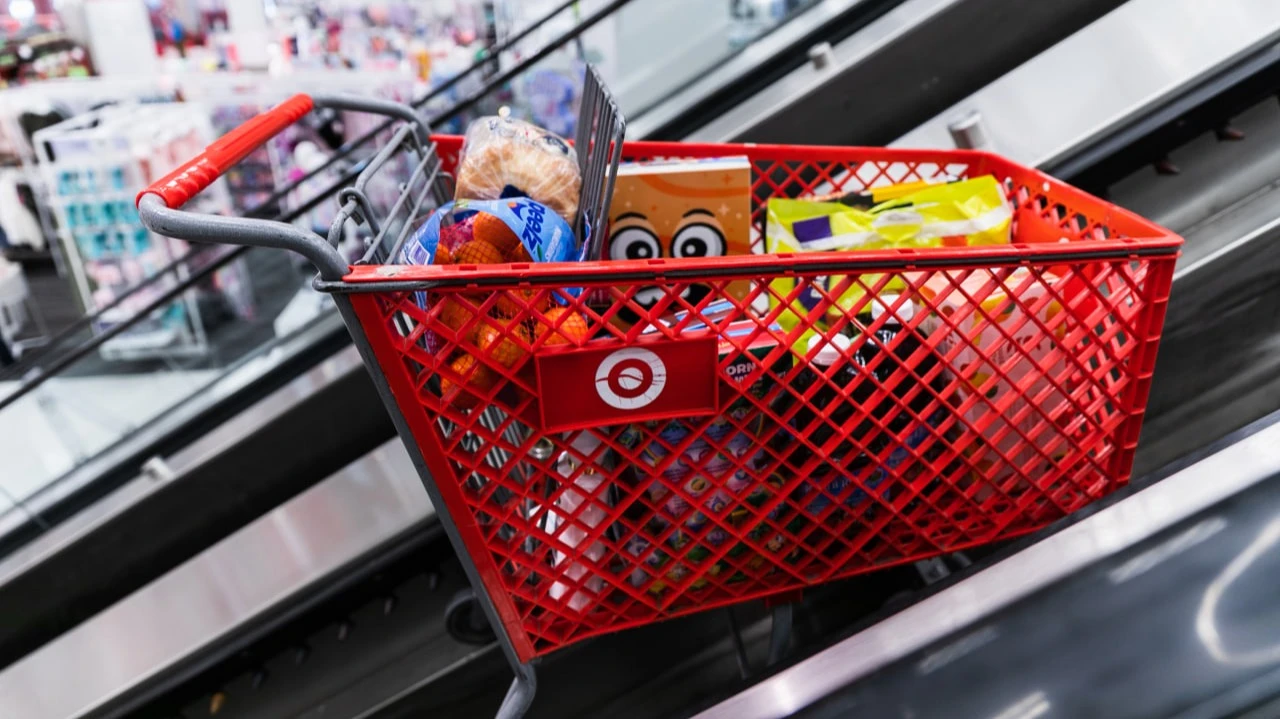 Прогнозисты ждут снижения индекса потребительского доверия из-за усиления инфляционных ожиданий / Фото: Lando Aviles / Shutterstock.com