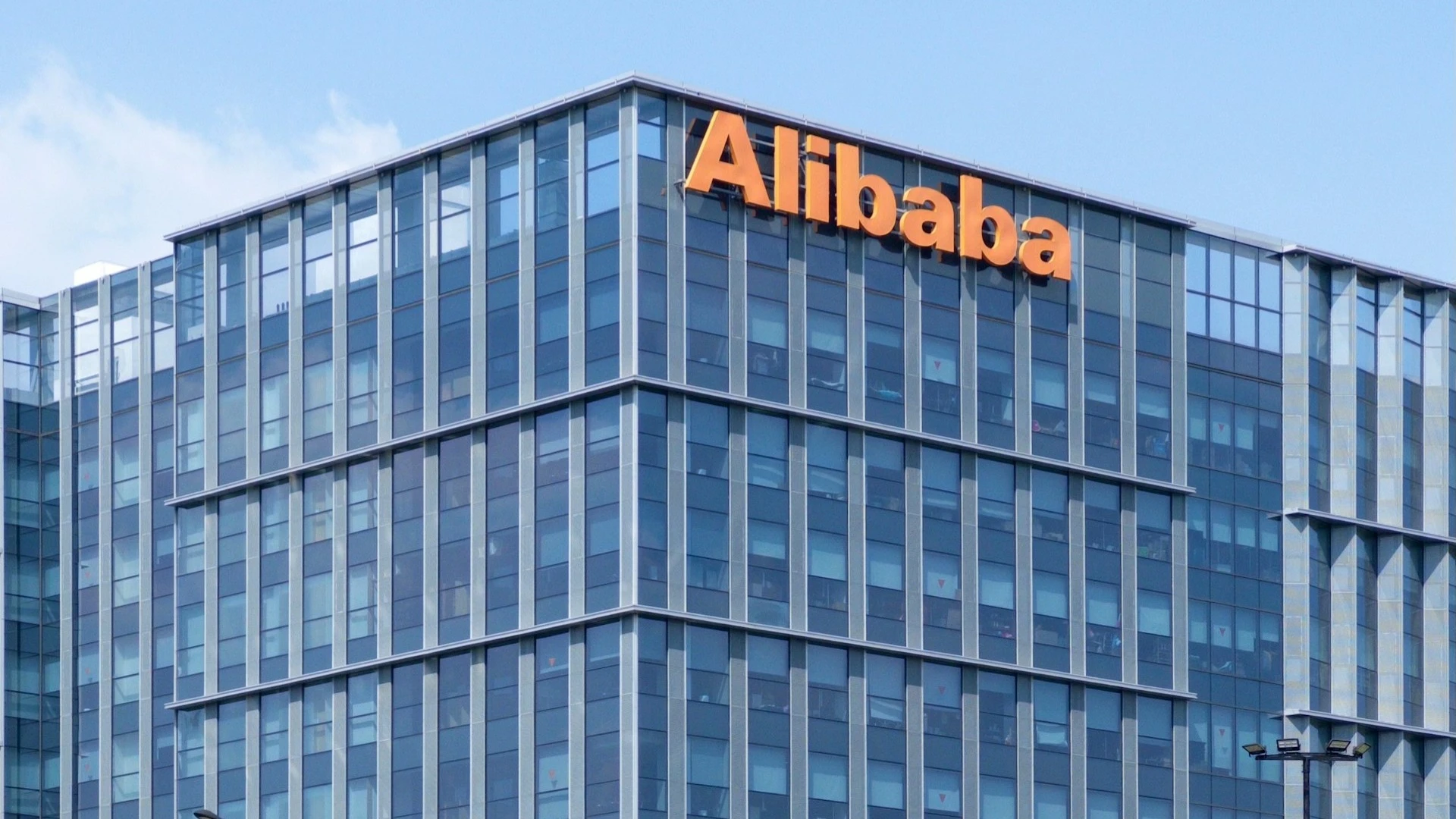 Alibaba утверждает, что ее новая бесплатная нейросеть превосходит в ряде задач платных конкурентов от OpenAI и Google / Фото: Zhang Hui/Unsplash.com