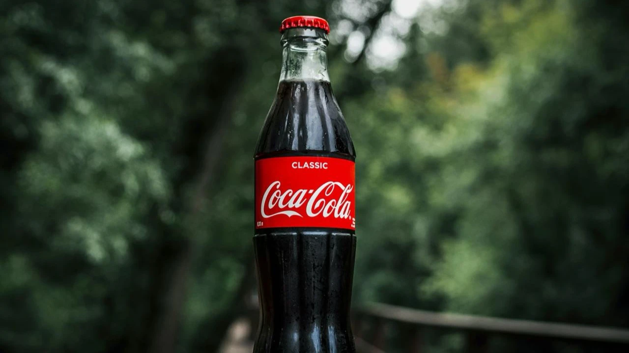Скорректированная прибыль на акцию Coca-Cola превышает консенсус-прогноз как минимум 22-й квартал подряд / Фото: Unsplash/Artem Beliaikin