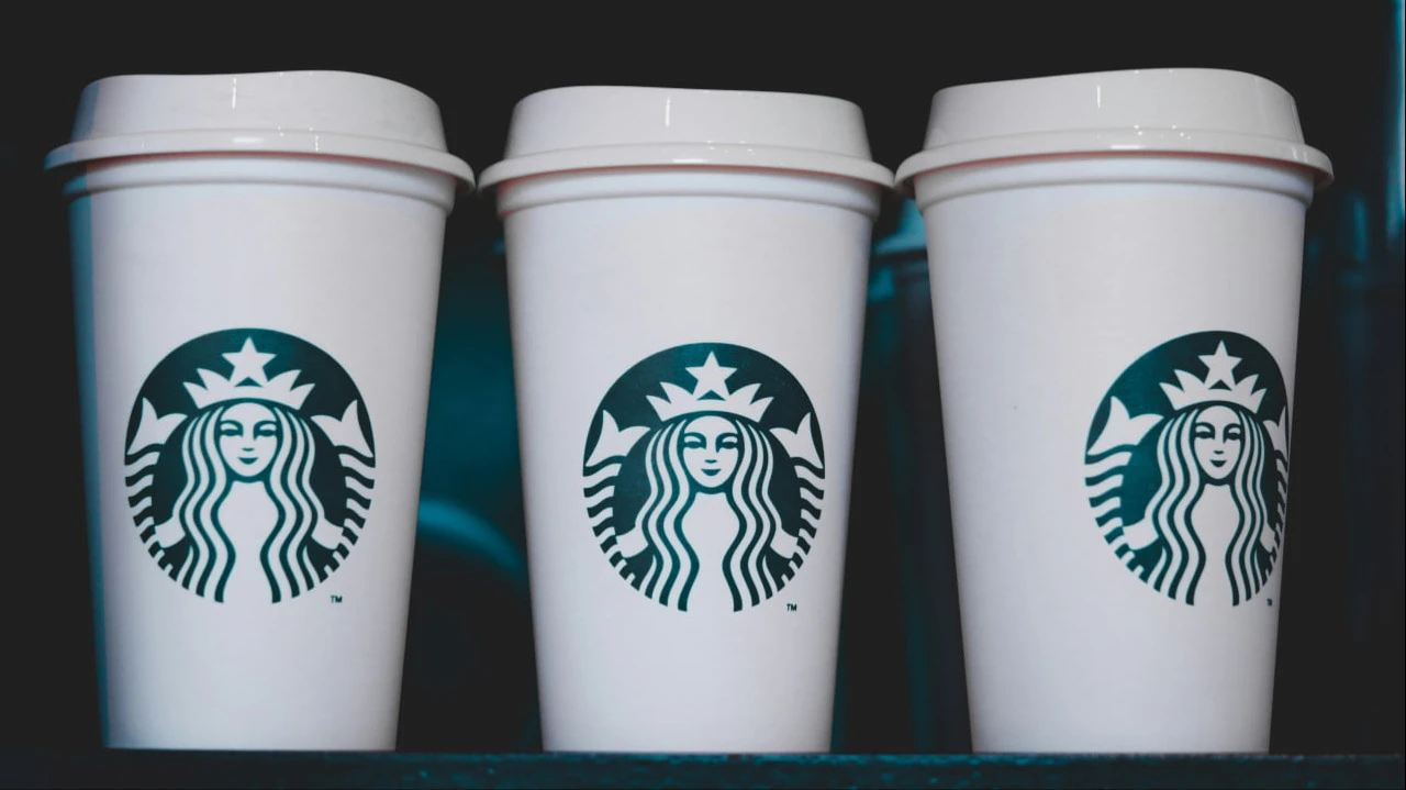 Чистая прибыль Starbucks сократилась вдвое по сравнению с аналогичным кварталом прошлого года — до $384,1 млн / Фото: Unsplash/kevs