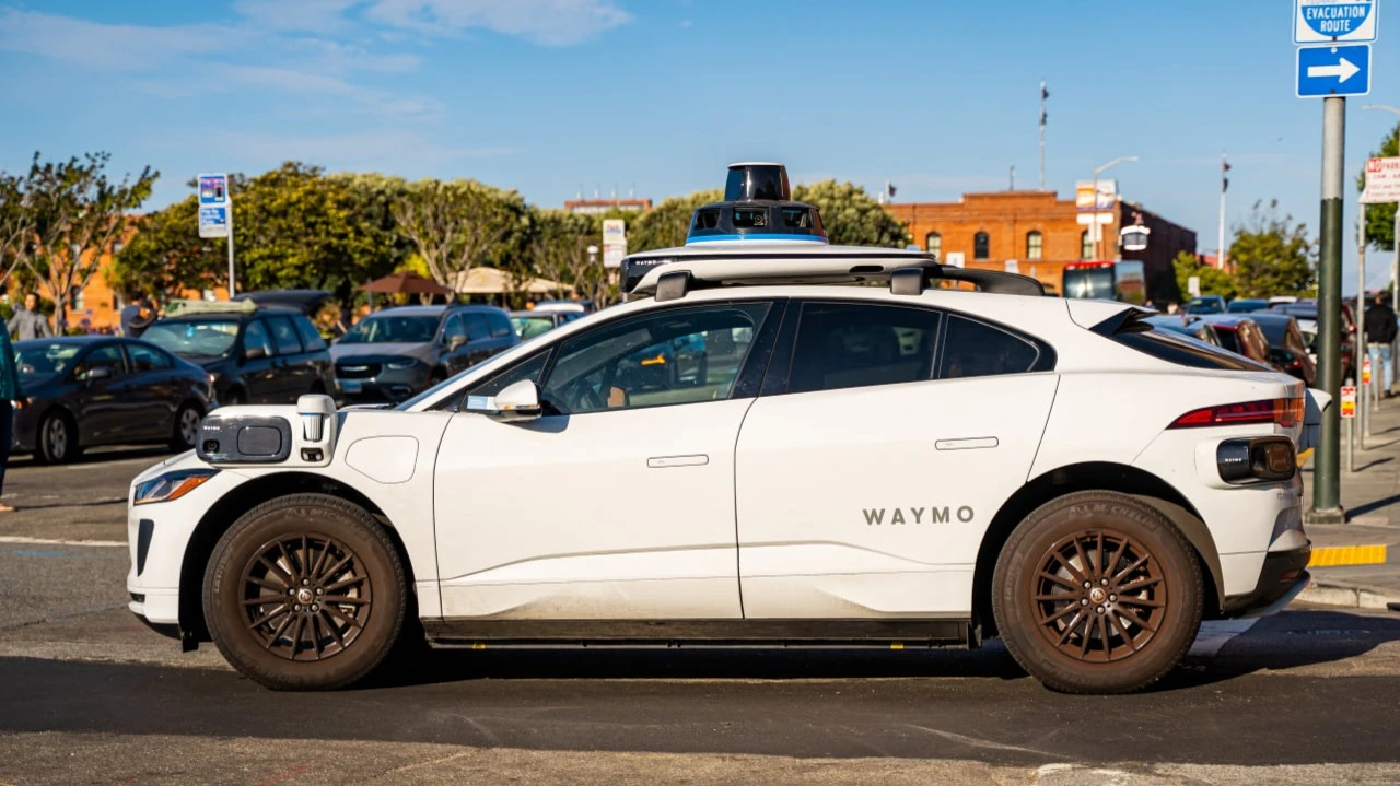 Waymo и Toyota хотят внедрить технологию беспилотного вождения в личные автомобили / Фото: Iv-olga / Shutterstock.com