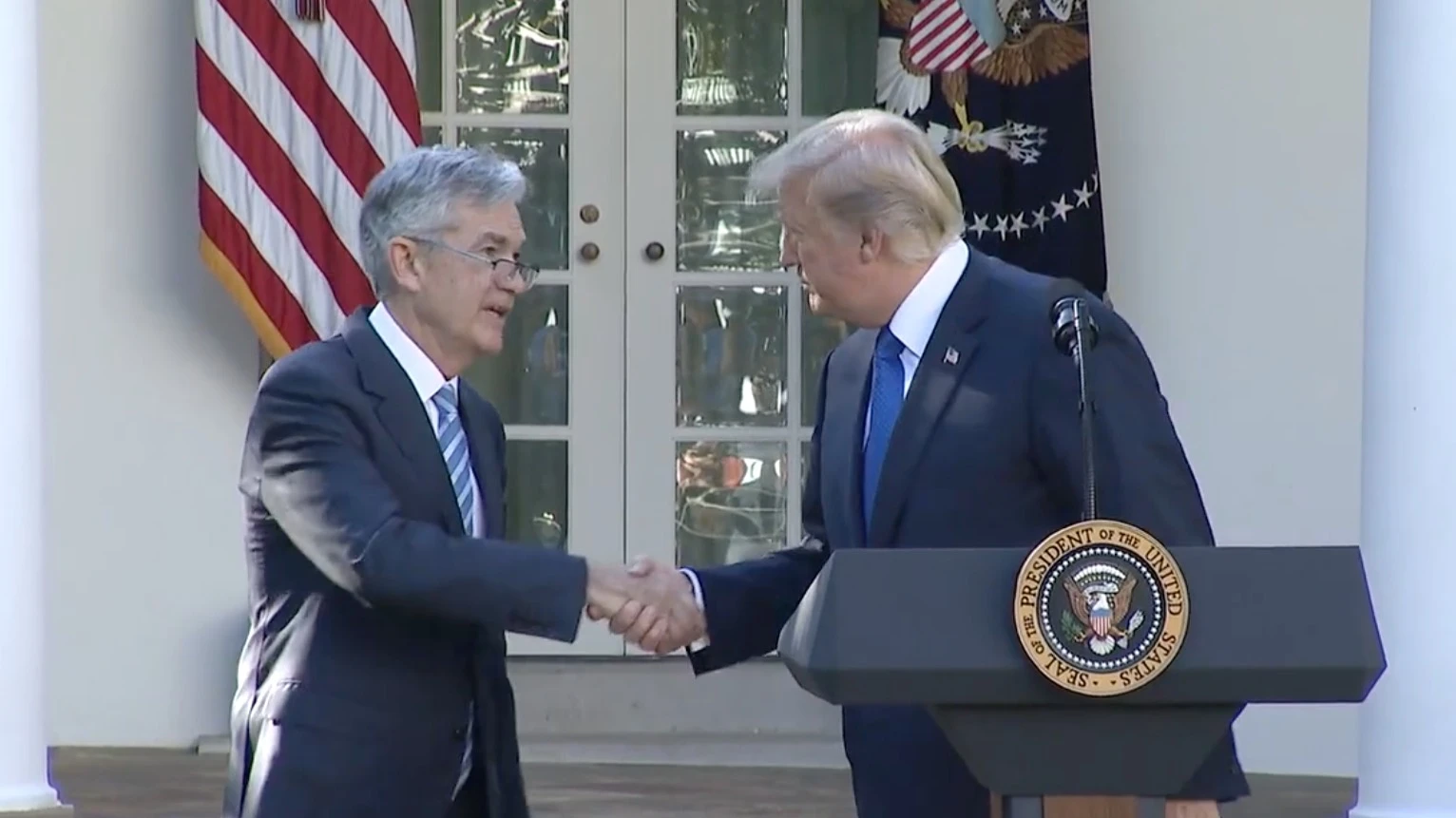 Президент США Дональд Трамп предложил назначить Джерома Пауэлла главой ФРС осенью 2017 года. Но после того, как оба начали работу, отношения между ними не заладились / Фото: Trump White House Archived