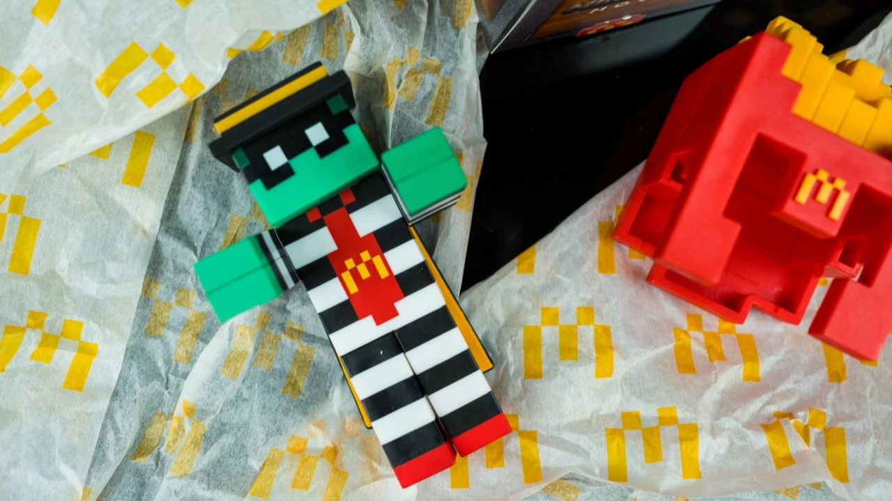 Привлечь посетителей McDonalds пытается с помощью спецпредложений — например, обедов с коллекционными фигурками по мотивам Minecraft / Фото: Dontree_M / Shutterstock.com