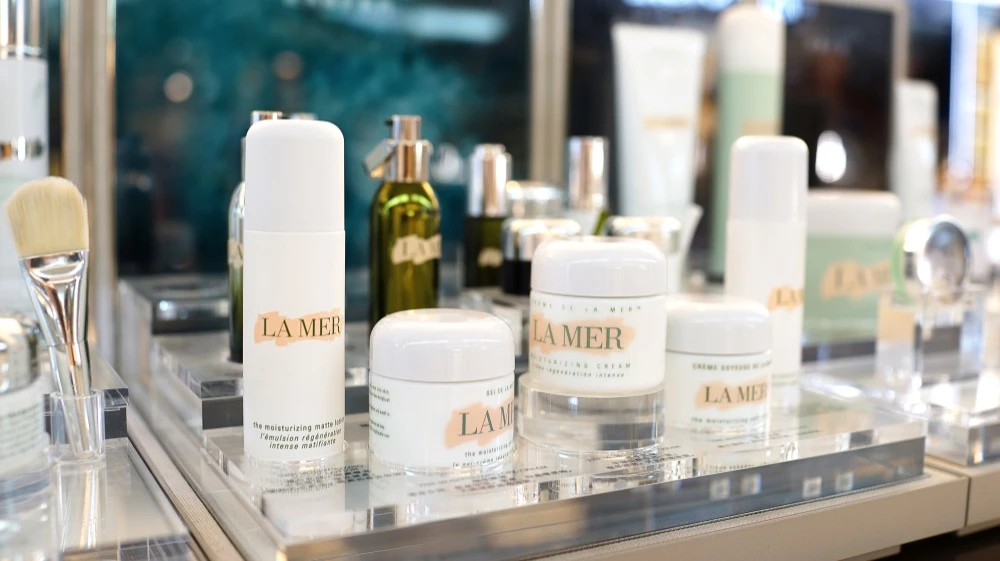 Продажи подразделения Estée Lauder по уходу за кожей снизились на 12%, в том числе из-за падения спроса на косметику премиальной линии La Mer на азиатском рынке / Фото: Shutterstock.com