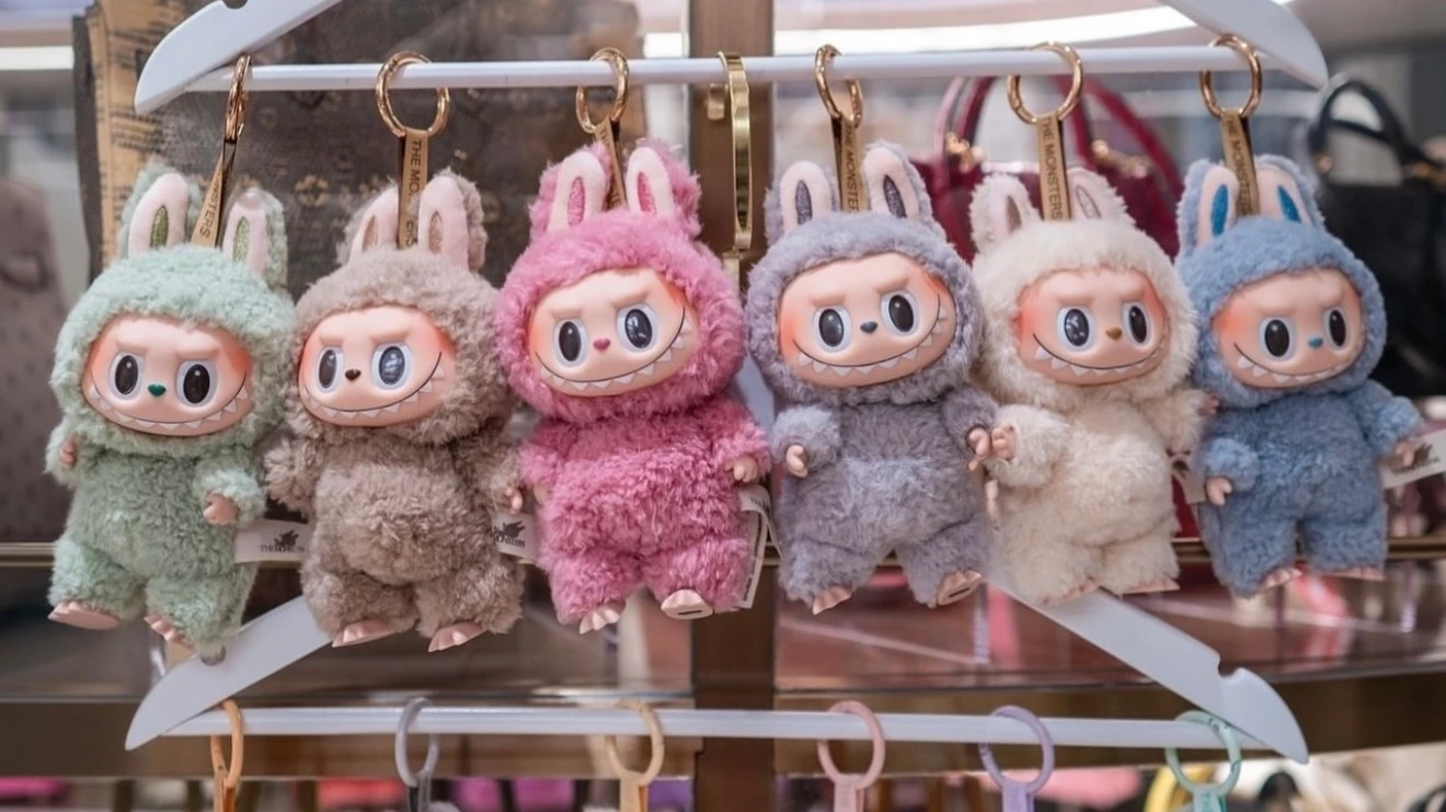 Каждая новая версия Лабубу разлетается в минуты после начала продаж. Они стоят около $30. Фото: Instagram/labubumexico