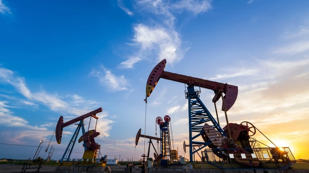 Повышение добычи ОПЕК+ вынуждает Уолл-стрит понижать прогнозы цены на нефть /  Фото: Shutterstock.com