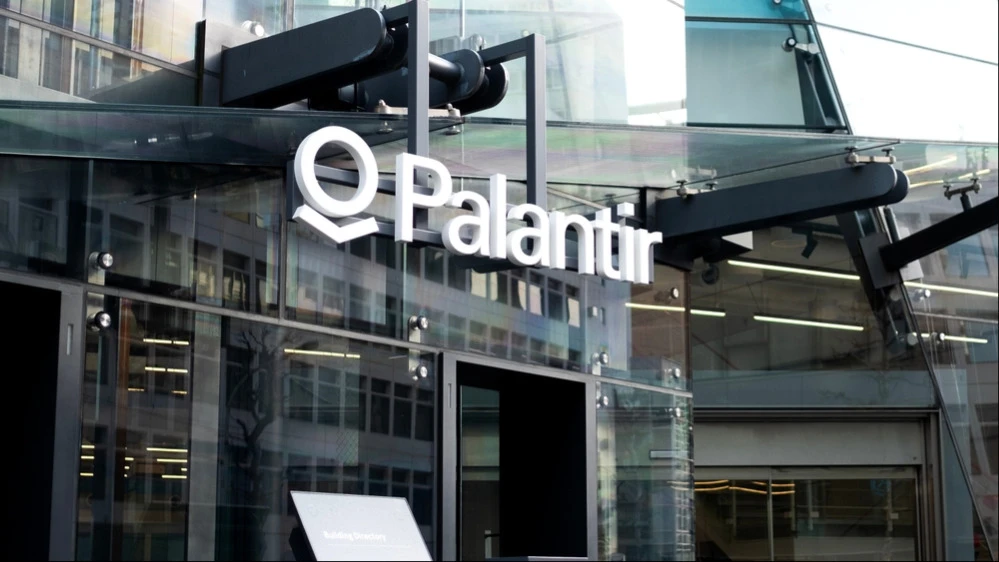 Palantir повысила прогноз по выручке на 2025 год до диапазона от $3,89 млрд до $3,9 млрд / Фото: shutterstock/Hiroshi-Mori-Stock