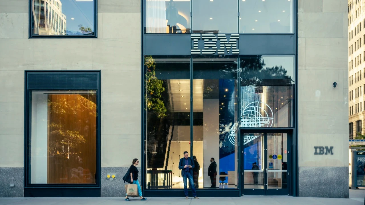 Новые инструменты IBM позволяют создавать ИИ-агентов менее чем за пять минут / Фото: rblfmr / Shutterstock.com