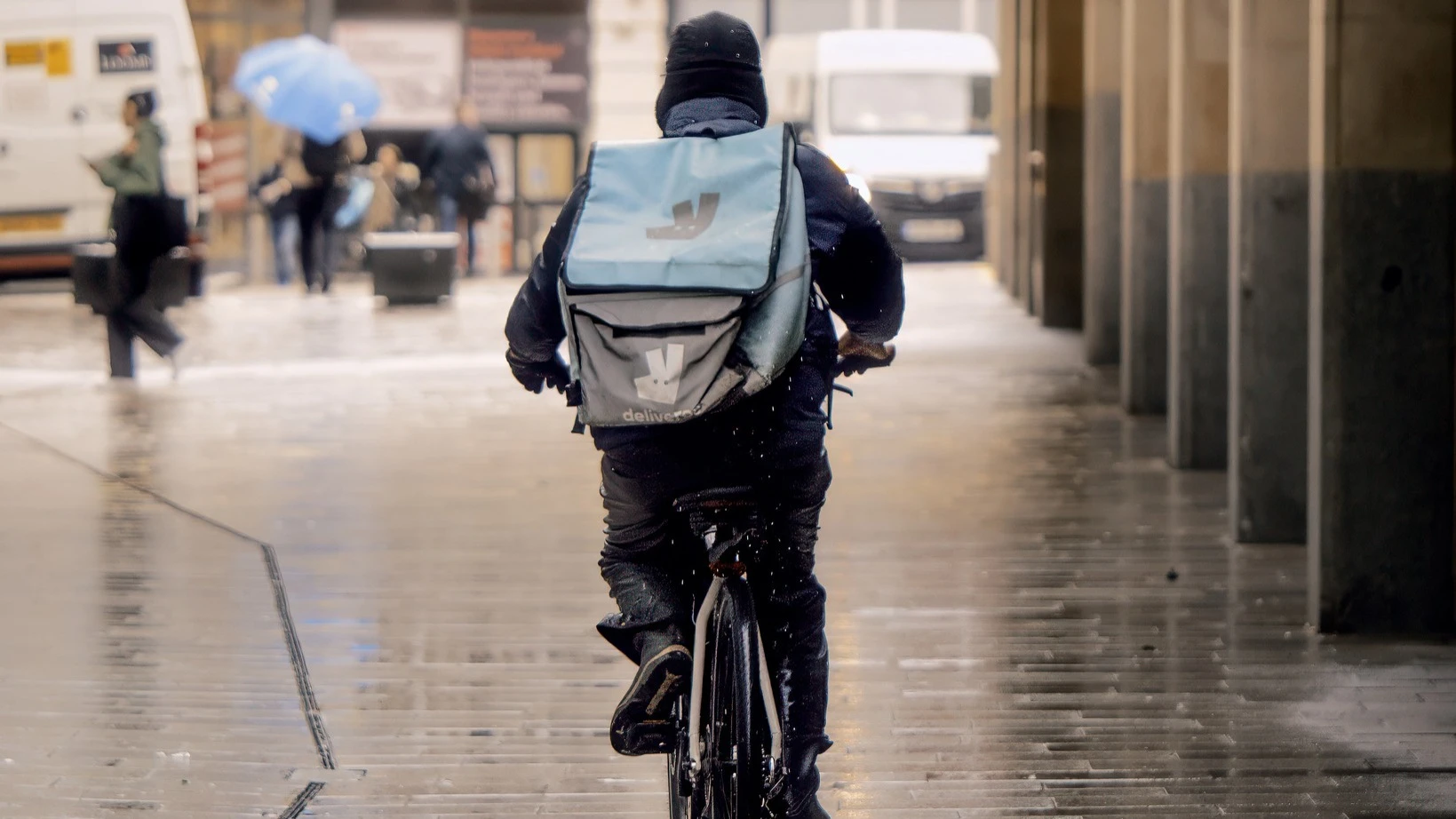 Сервис доставки еды Deliveroo уйдет с Лондонской биржи после покупки игроком из США / Фото: facebook.com/Deliveroo