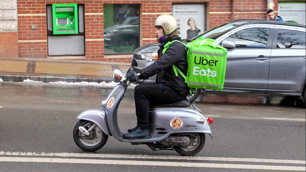 Uber купит сервис Trendyol Go, который доставляет еду и продукты из 90 тыс. ресторанов и магазинов по всей Турции / Фото: shutterstock/viewimage