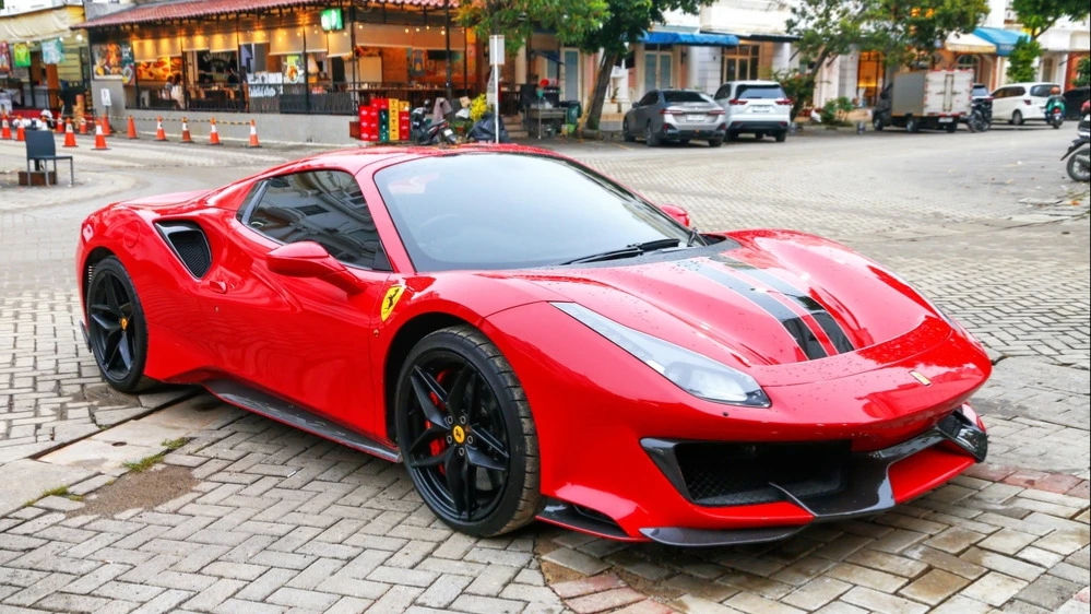 Поставки Ferrari в Европу, на Ближний Восток и в Африку выросли в первом квартале на 8%, тогда как отгрузки в Китай, Гонконг и на Тайвань упали на 25% / Фото: shutterstock/Art Konovalov