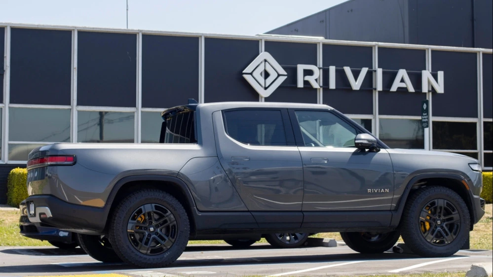 Несмотря на снижение прогноза по поставкам электромобилей, Rivian подтвердила планы добиться умеренной положительной валовой прибыли в 2025 году / Фото: shutterstock/Tada Images