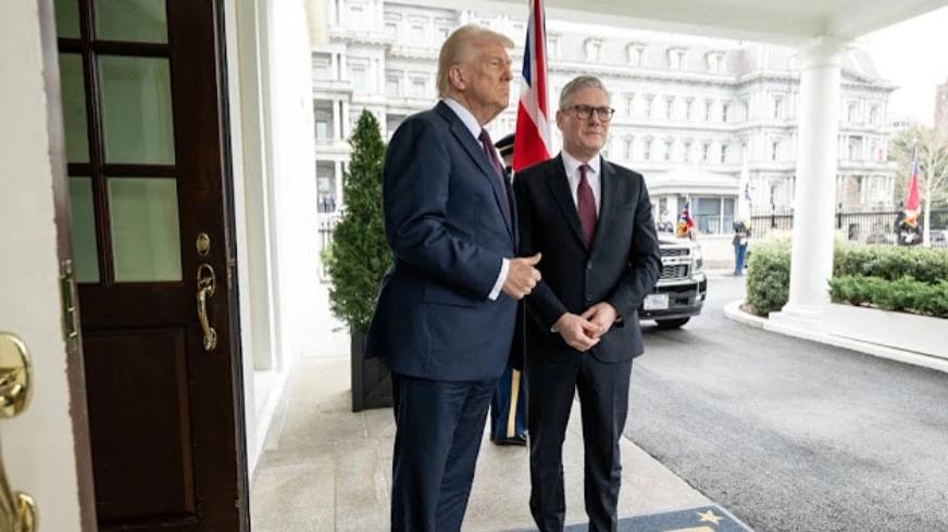 На фото — президент США Дональд Трамп и премьер Великобритании Кир Стармер во время визита последнего в Вашингтон в феврале этого года. На этой неделе США и Британия подписали новое торговое соглашение. Фото: YouTube/The White House