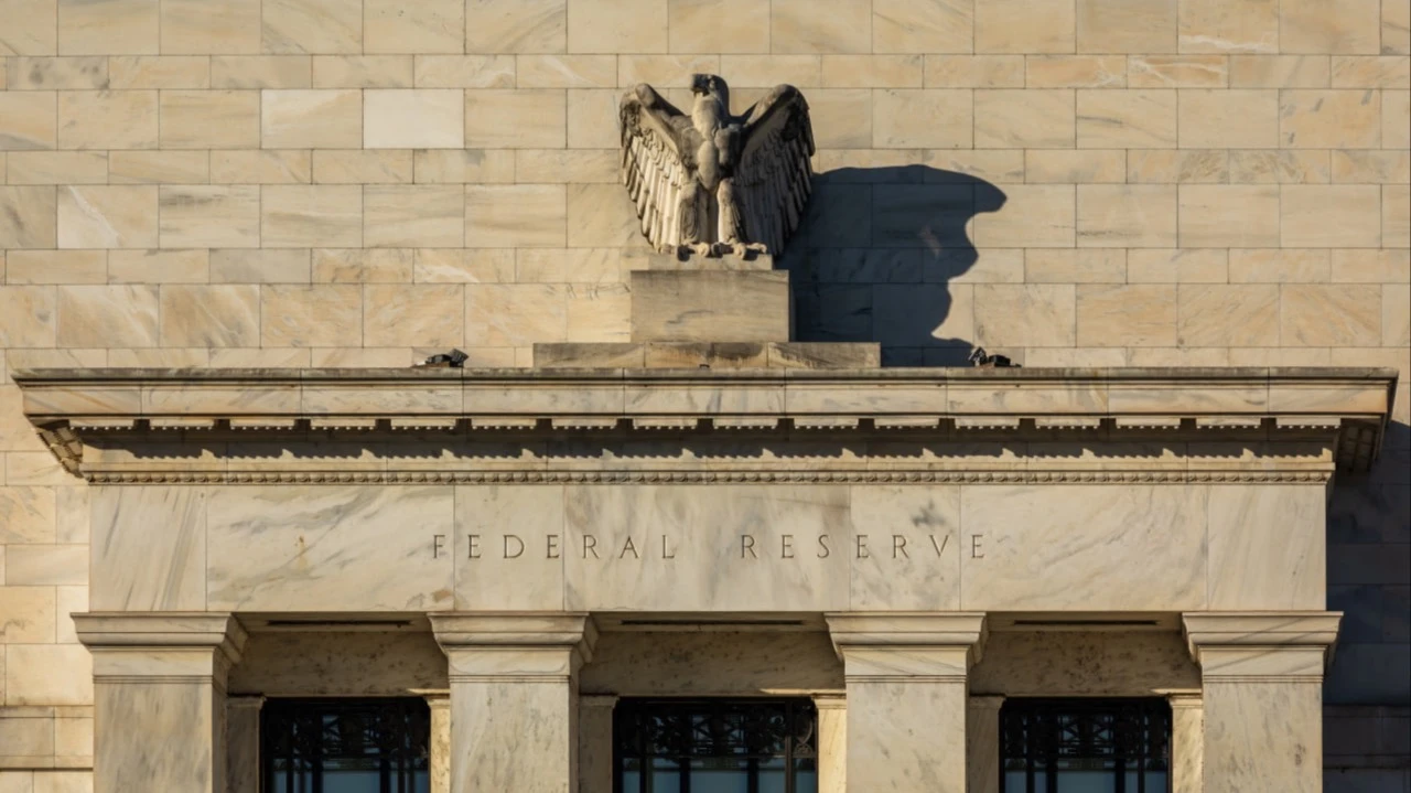 ФРС США может отказаться предоставлять валюту другим странам, это в итоге может стать политическим инструментом. Фото: christianthiel.net/Shutterstock.com