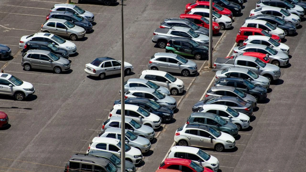 Zacks SCR has lowered its target price for CSR, which offers auto loans to people with poor credit histories. / Photo: Unsplash/Vitor Paladini