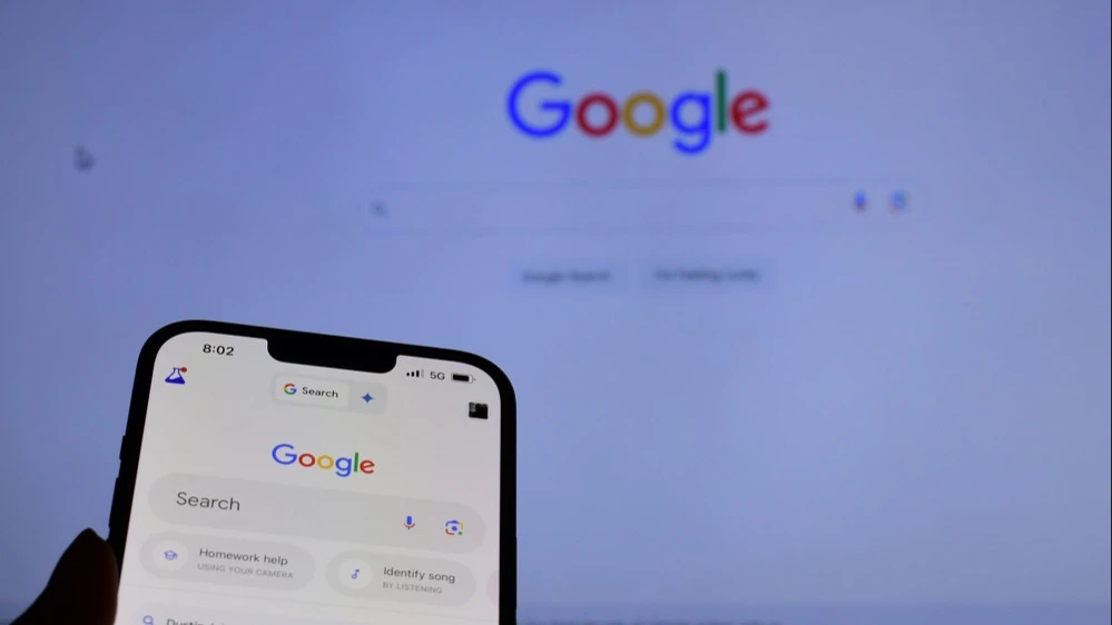 DA Davidson считает, что Google следует выделить в отдельные компании YouTube, Google-поиск, Google Cloud, беспилотные такси Waymo и направления, связанные с ИИ / Фото: shutterstock/Charles-McClintock Wilson