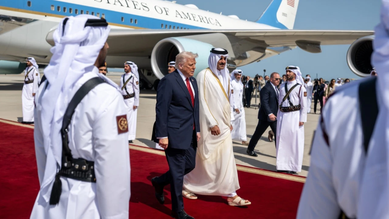 На этом фото — президент США Дональд Трамп прибыл в Катар. За время своего ближневосточного турне он, по его собственным словам, добился договоренностей об инвестициях в экономику США на $3,6 трлн. Фото: x/The White House