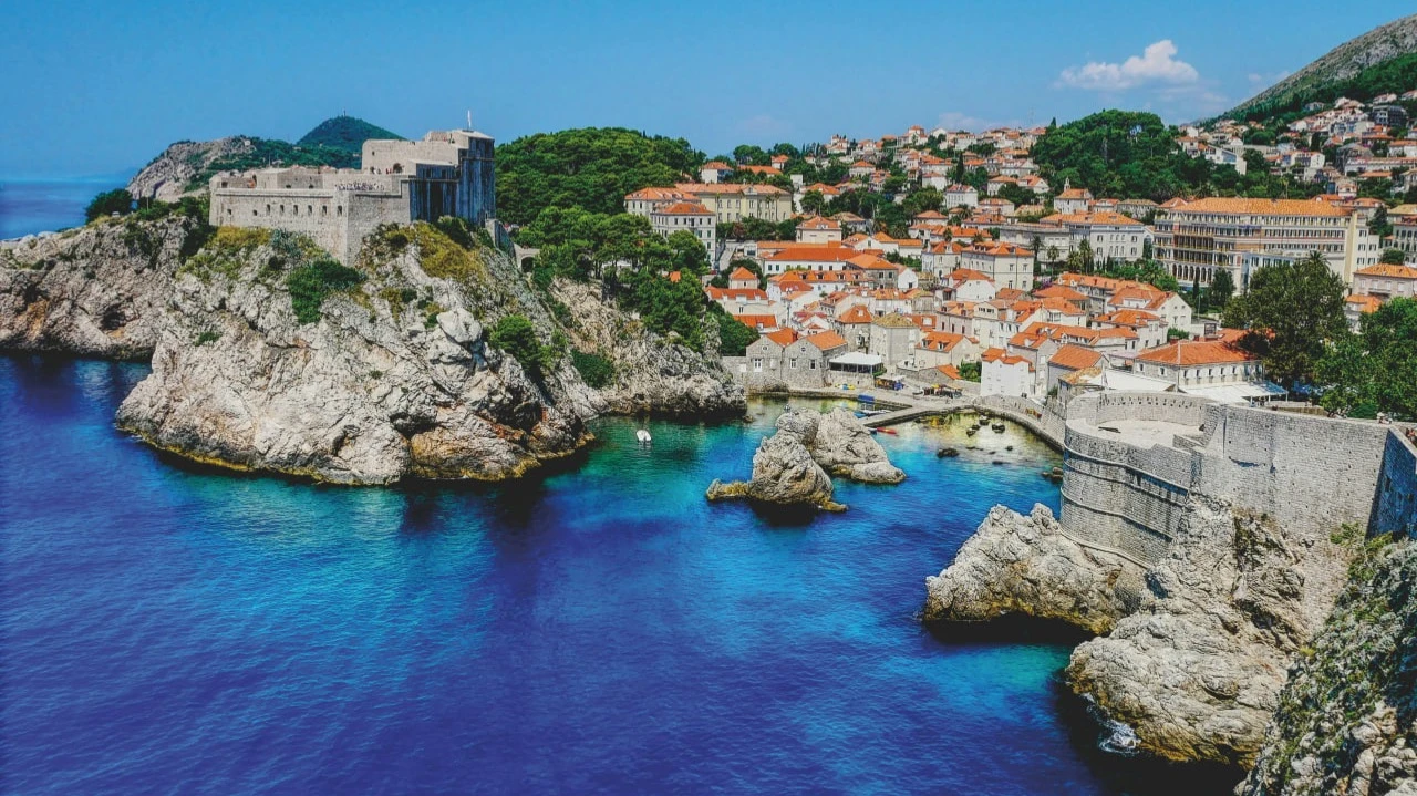 Сочетание кристально чистого моря, вкусной еды и вина из местных сортов винограда делают Хорватию настоящей жемчужиной. Фото: Matthias Mullie/Unsplash