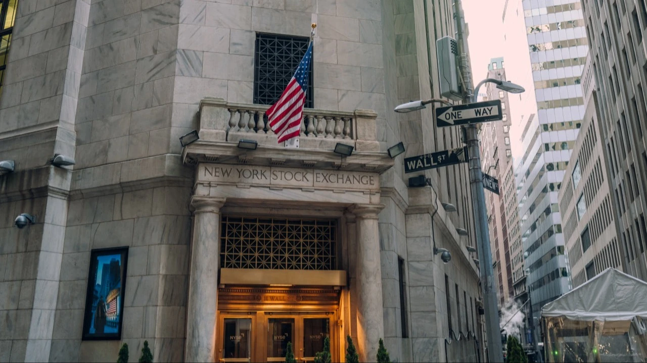 Заявления участников торговой войны продолжают оказывать давление на рынки / Фото: Alena Veasey / Shutterstock.com