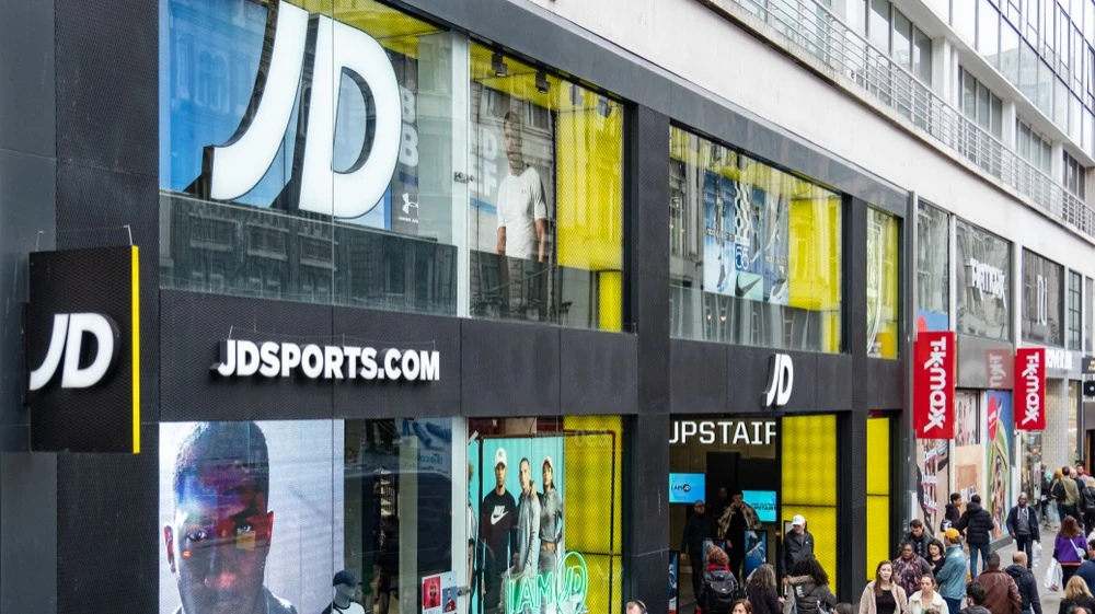 Британский инвестбанк Panmure Liberum сохранил нейтральную позицию по акциям JD Sports, несмотря на провальный квартал у ретейлера / Фото: William Barton/Shutterstock.com