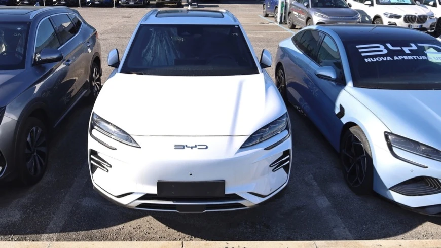 BYD в апреле впервые обогнала Tesla по продажам электромобилей в Европе  / Фото: Shutterstock.com