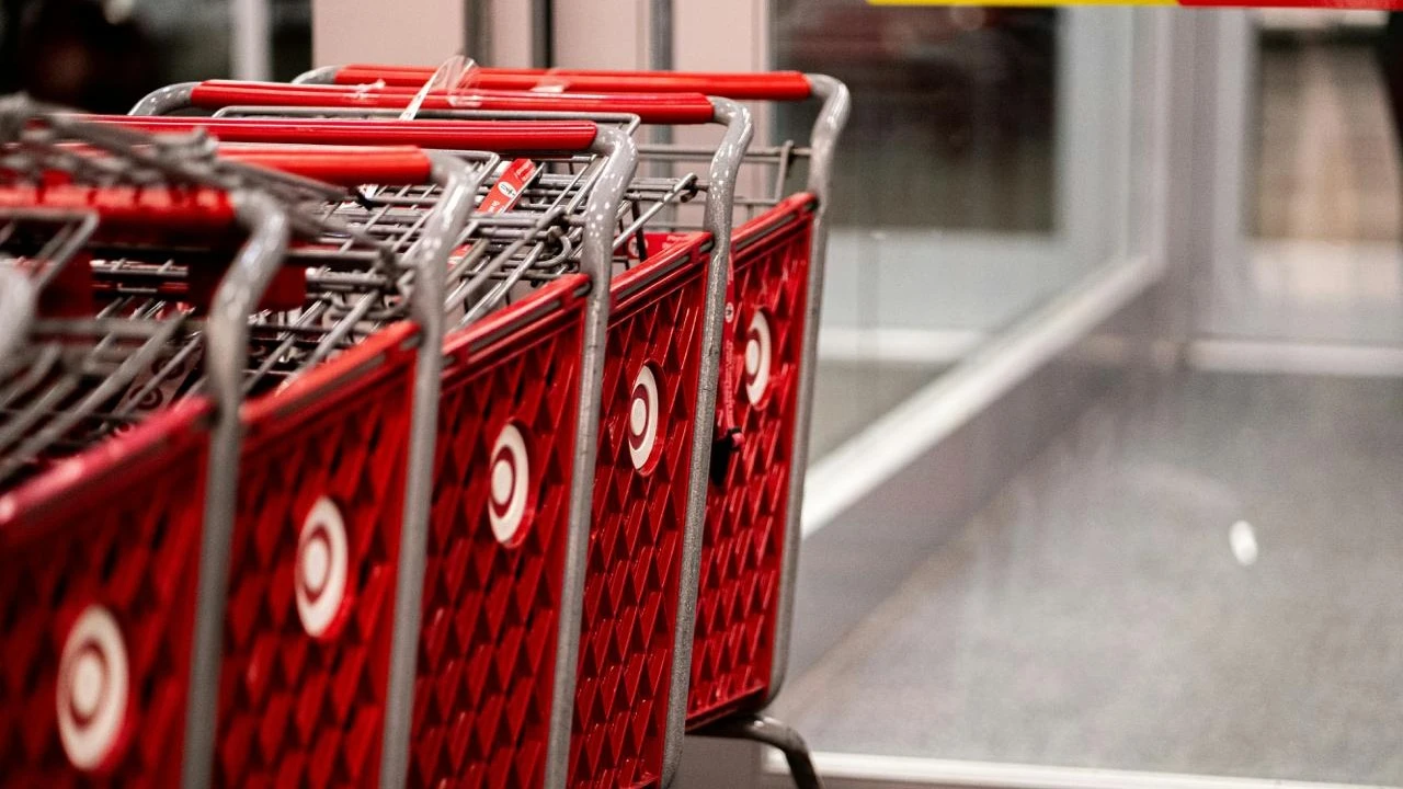 С начала 2025 года рыночная стоимость Target сократилась почти на треть, в то время как у Walmart — наоборот, выросла на 7% / Фото: Unsplash/Abhinav Bhardwaj