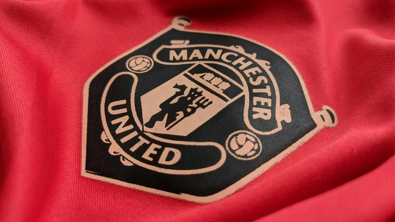 Инвесторы распродавали акции «Манчестер Юнайтед» после поражения в финале Лиги Европы — теперь футбольный клуб не сможет получить часть призового фонда Лиги чемпионов / Фото: Unsplash/Pranshu Bhatnagar