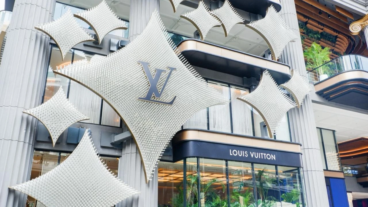 LVMH из-за падения на 3% в течение дня на время выбыла из топ-5 самых дорогих публичных компаний Европы / Фото: bbearlyam/Shutterstock.com