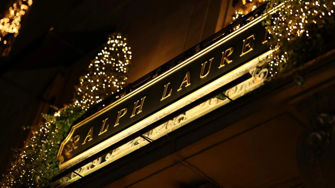 C начала 2025 года бумаги Ralph Lauren подорожали на 20%, обогнав главный индекс фондового рынка США S&P 500 / Фото: Unsplash/Julia anseele